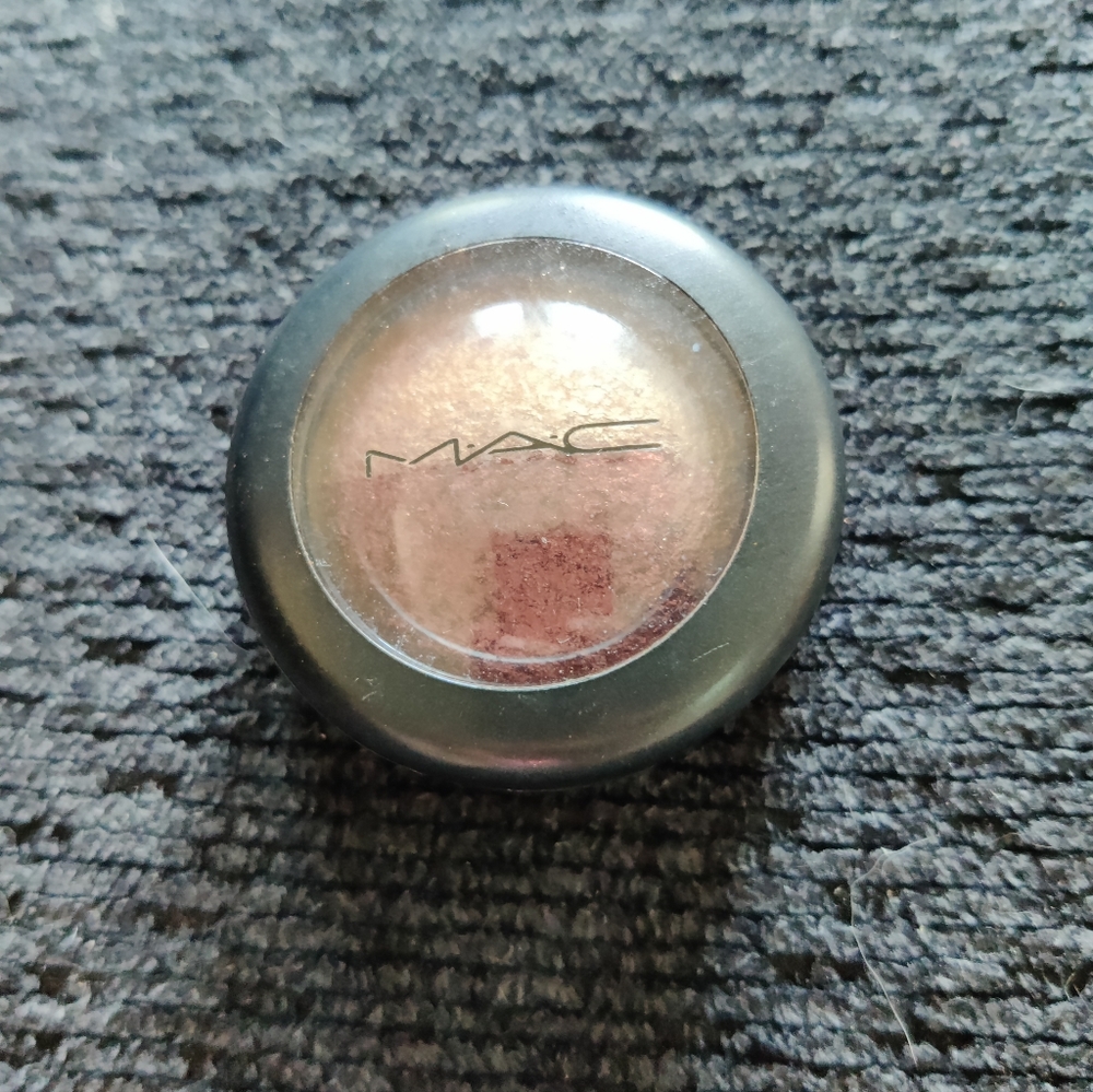 NEW MAC Cosmetics Mineralize Eye Shadow: Heat Element - Picture 2 of 4